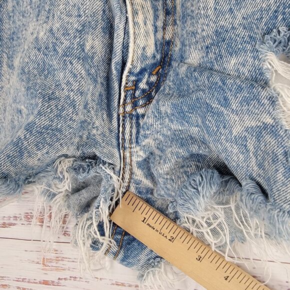 Vintage Levis Womens Size 16 Acid Washed Distressed Shorts Blue Denim Made USA - Picture 4 of 10